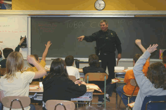officer-steven-havens-oneonta-police-department-teaching-students-dare-picture